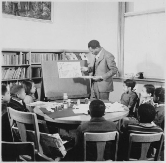 Jacob Lawrence Teaching, c.1935. National Archive, H-HNE-16-9